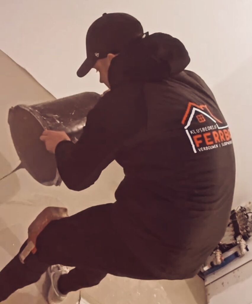 Vakman van Ferrbouw aan het werk